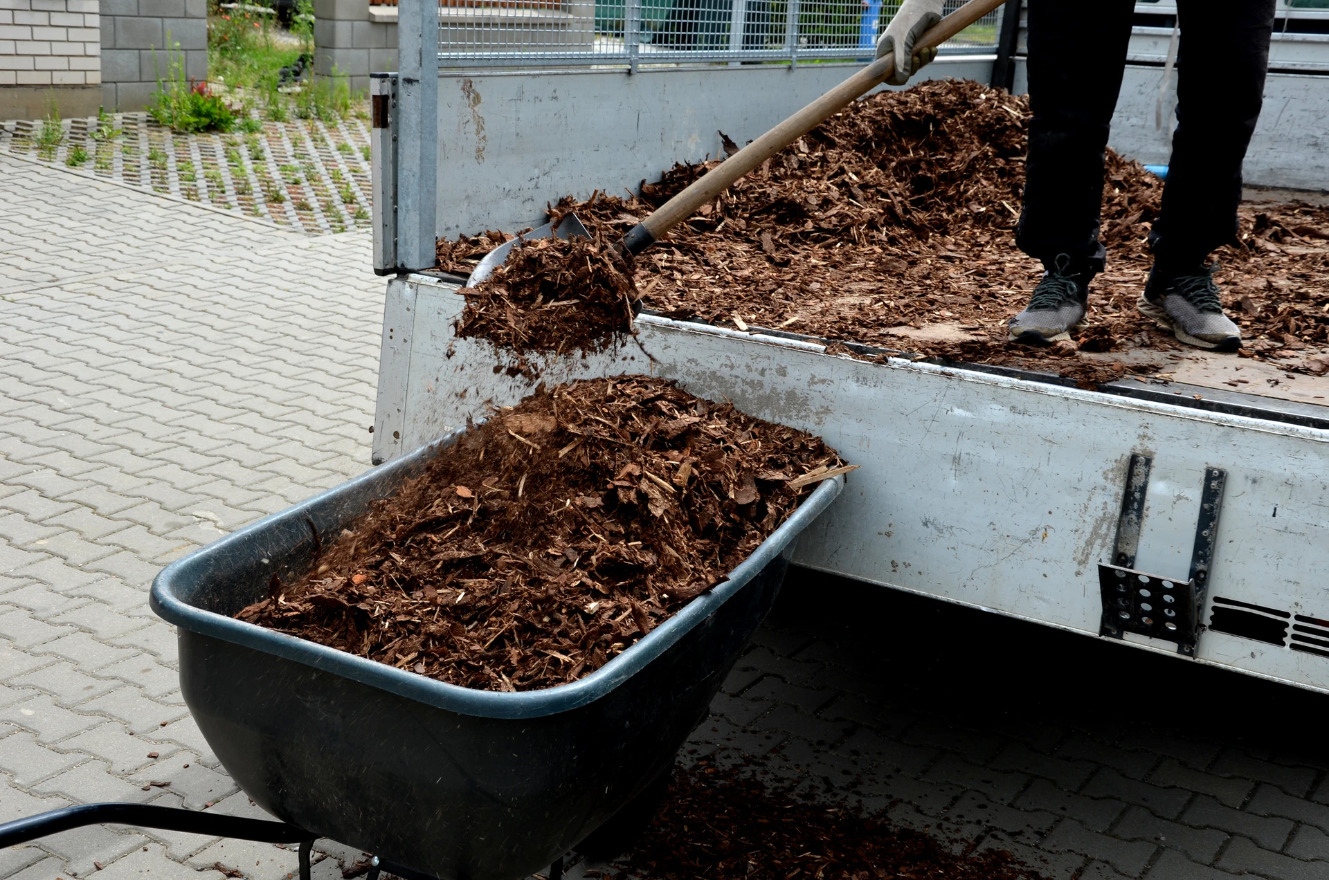 Garden materials delivery and removal service
